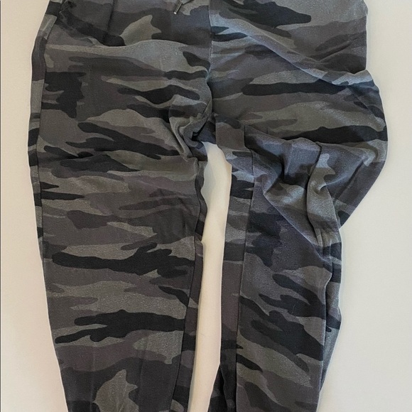 Splendid Camouflage Sweatshirt & Sweatpants joggers - Picture 2 of 10